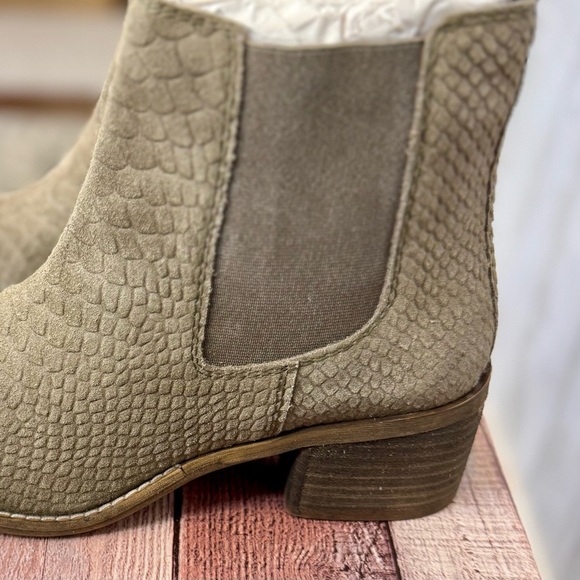 Diba | Suede Snack Skin Tan Ankle Booties - Picture 4 of 9